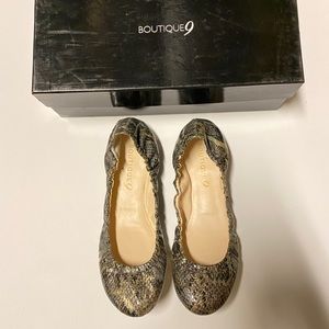 Boutique9 Agustina Snake Print Flat size 7